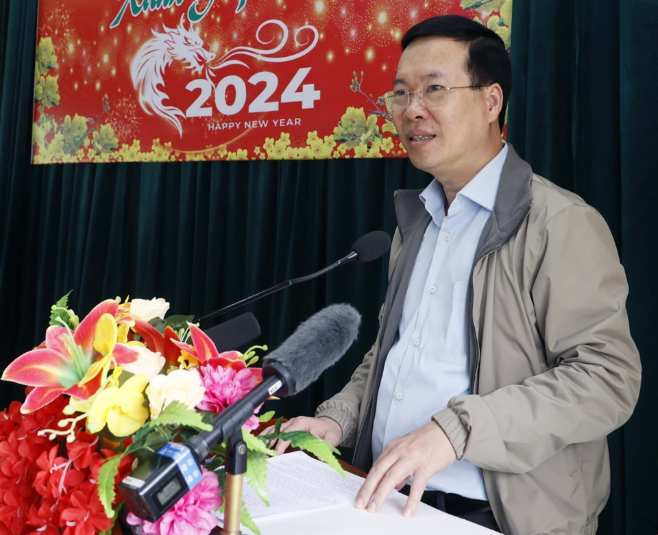 Chủ tịch nước Võ Văn Thưởng chúc Tết cán bộ, chiến sỹ Đồn Biên phòng Cửa khẩu Thanh Thủy. (Ảnh: Thống Nhất/TTXVN)