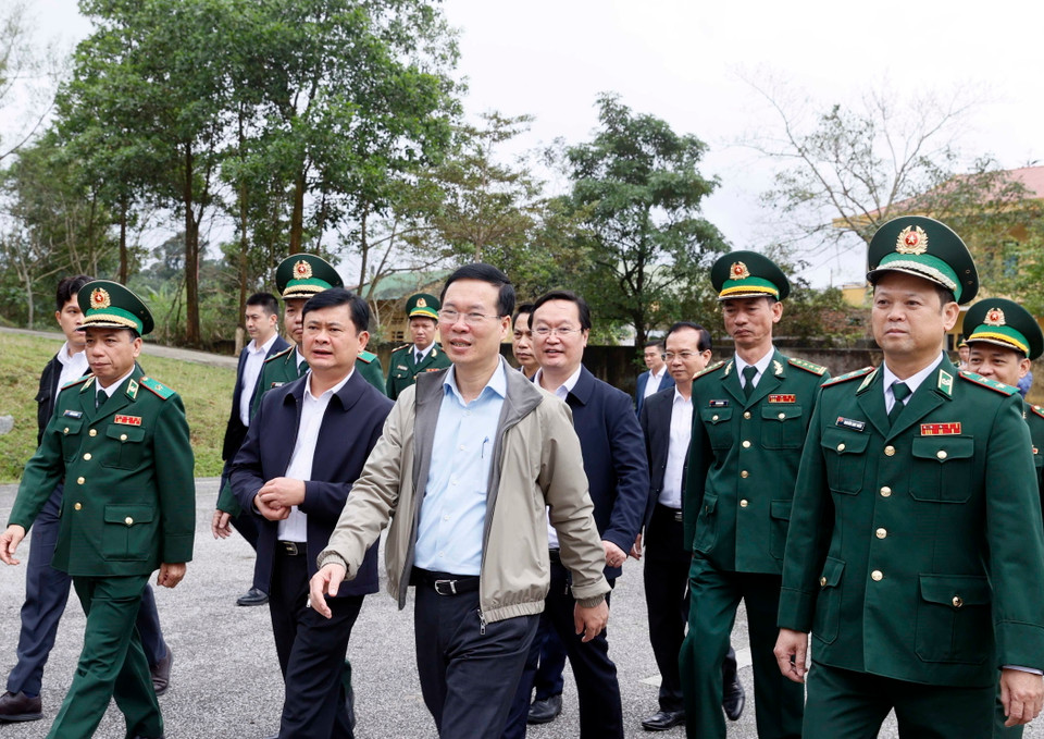 Chủ tịch nước Võ Văn Thưởng đến thăm Đồn Biên phòng Cửa khẩu Thanh Thủy. (Ảnh: Thống Nhất/TTXVN)