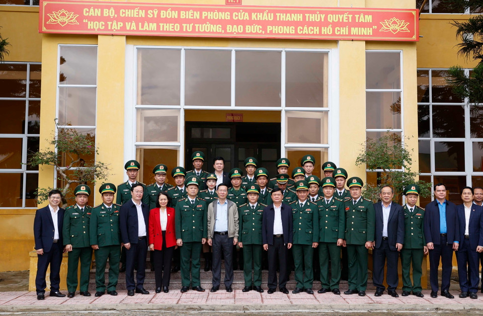 Chủ tịch nước Võ Văn Thưởng với cán bộ, chiến sỹ Đồn Biên phòng Cửa khẩu Thanh Thủy. (Ảnh: Thống Nhất/TTXVN)