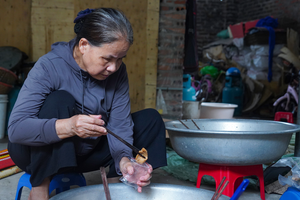 Bà Đỗ Thị Loan (65 tuổi) chia sẻ: "Bản thân tôi cảm thấy may mắn hơn nhiều so với đồng bào chịu ảnh hưởng của bão lũ, vì vậy tôi muốn góp một phần nhỏ bé giúp bà con đồng bào vượt qua giai đoạn khó khăn." (Ảnh: Việt Anh/Vietnam+)