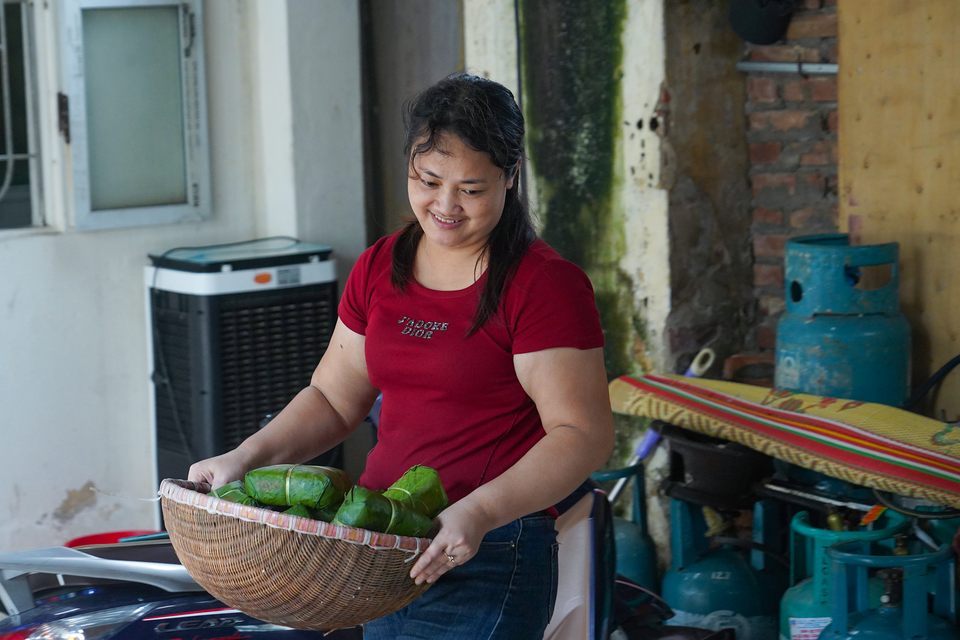 Theo chia sẻ của người dân làng La Phù, những chiếc bánh chưng sẽ được vận chuyển đến các tỉnh Lào Cai, Yên Bái, Tuyên Quang và Phú Thọ. (Ảnh: Việt Anh/Vietnam+)