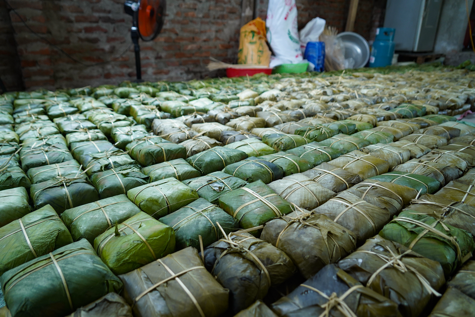 Dự kiến muộn nhất đến khoảng 17 giờ chiều mai 13/9, các nhu yếu phẩm cần thiết sẽ được chuyển đến tay đồng bào vùng bão lũ. (Ảnh: Việt Anh/Vietnam+)