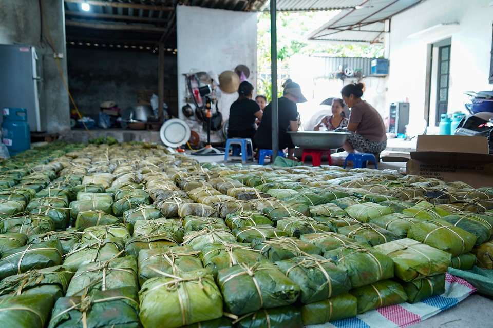 Sau 3 ngày tất bật, sáng nay 12/9, 1.000 chiếc bánh chưng đã được hoàn thành, sẵn sàng tiếp viện cho đồng bào vùng bão lũ. (Ảnh: Việt Anh/Vietnam+)