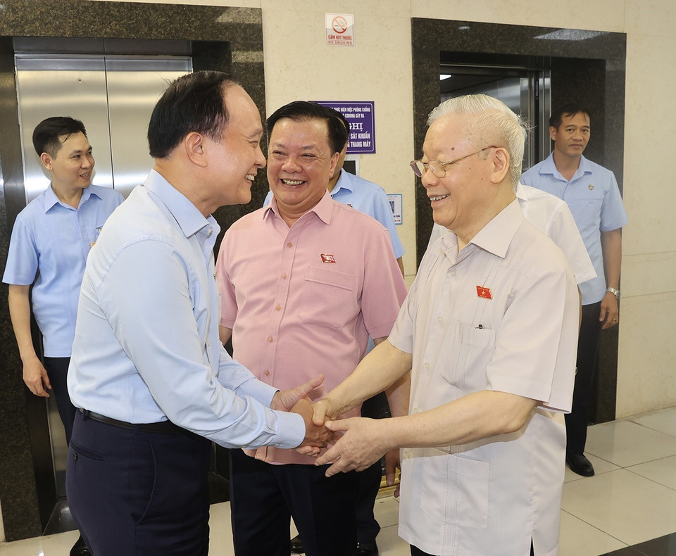 Tổng Bí thư Nguyễn Phú Trọng và đại biểu Quốc hội tiếp xúc cử tri tại quận Hai Bà Trưng, Hà Nội. (Ảnh: Trí Dũng/TTXVN)