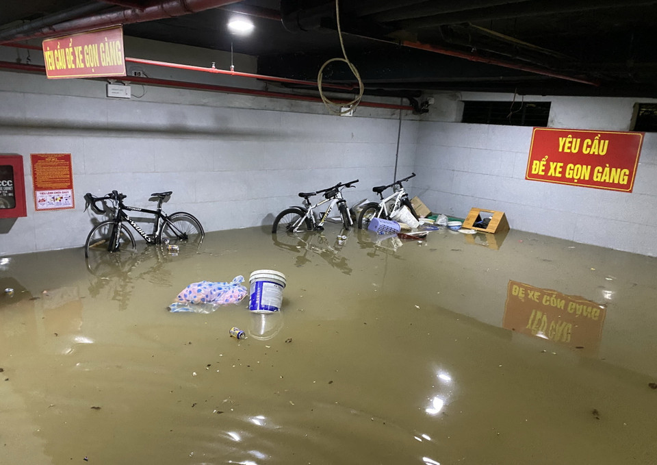 Nước ngập khu nhà trọ trên đường Hồ Xuân Hương (quận Ngũ Hành Sơn, thành phố Đà Nẵng). (Ảnh: Quốc Dũng/TTXVN)