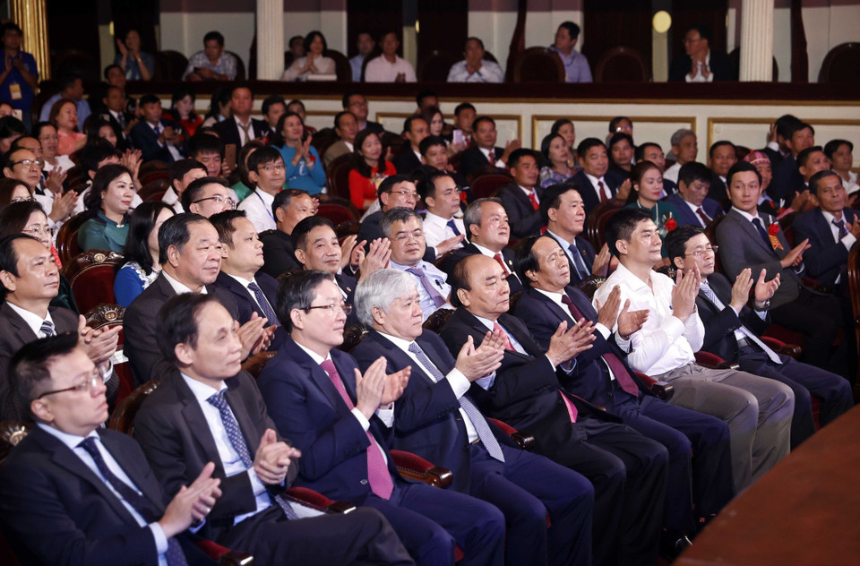 Chủ tịch nước Nguyễn Xuân Phúc và các đại biểu tham dự buổi lễ. (Ảnh: Thống Nhất/TTXVN)