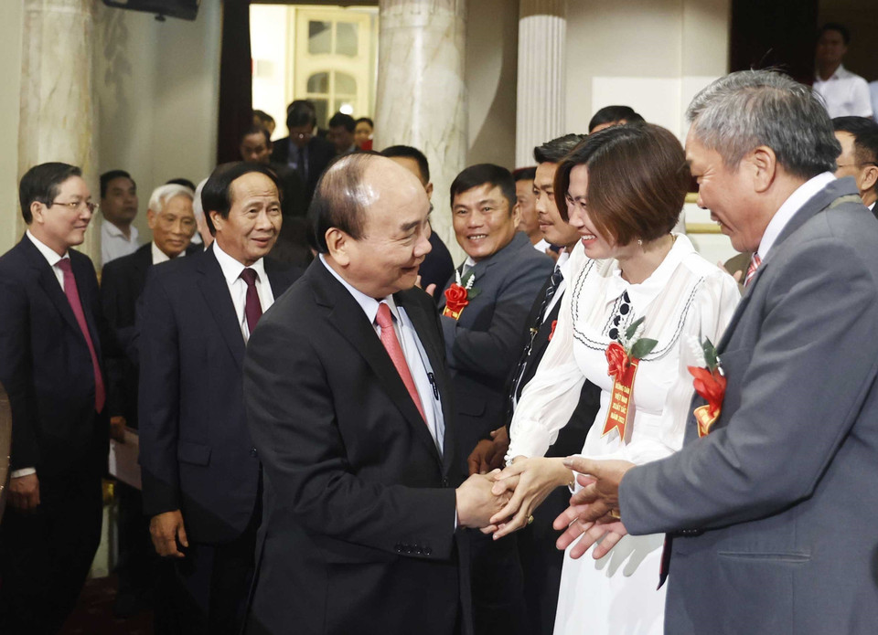 Chủ tịch nước Nguyễn Xuân Phúc với các đại biểu tham dự buổi lễ. (Ảnh: Thống Nhất/TTXVN)