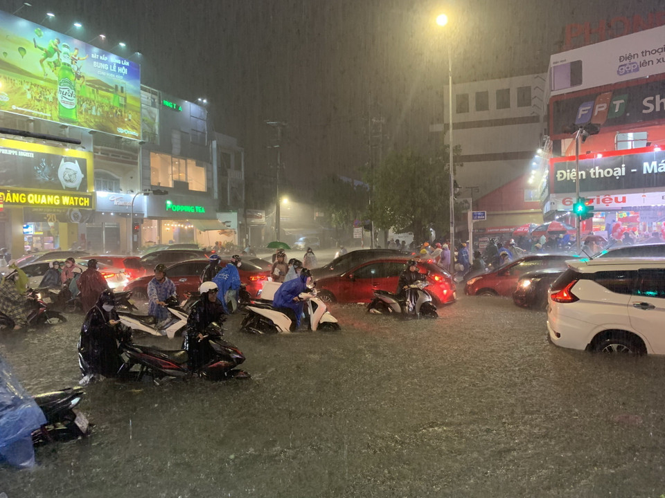 Nhiều tuyến đường chính của Đà Nẵng ngập sâu, người dân di chuyển khó khăn. (Ảnh: Văn Dũng/TTXVN)