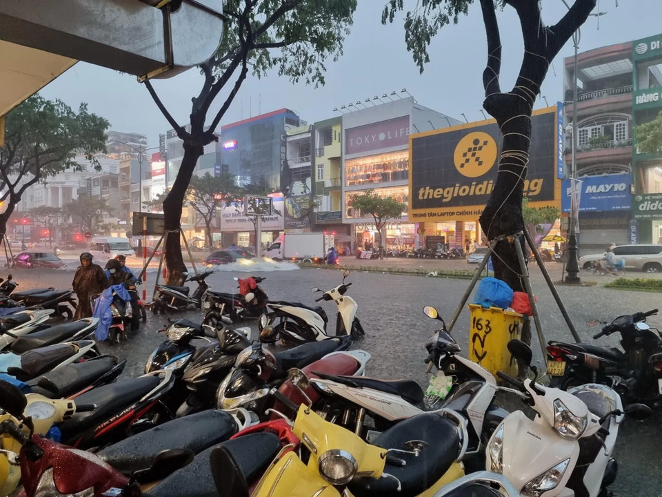 Đường Nguyễn Văn Linh (quận Hải Châu) bị ngập sâu khiến nhiều xe chết máy. (Ảnh: Quốc Dũng/TTXVN)