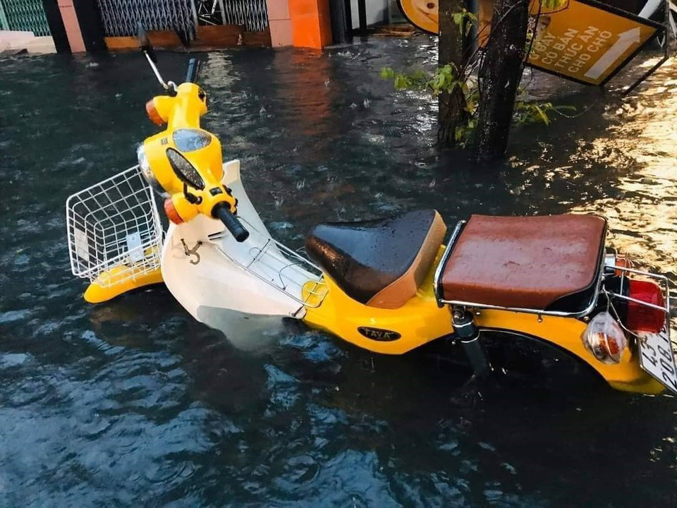 Nước ngập đến nửa bánh xe tại đường Núi Thành, quận Hải Châu. (Ảnh: Quốc Dũng/TTXVN)