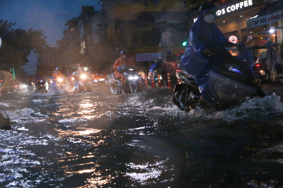 Đường Hùng Vương ngập sâu trong nước, gây khó khăn cho các phương tiện lưu thông. (Ảnh: Trần Lê Lâm/TTXVN)