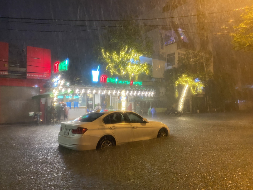 Nhiều tuyến đường chính của Đà Nẵng ngập sâu, người dân di chuyển khó khăn. (Ảnh: Văn Dũng/TTXVN)