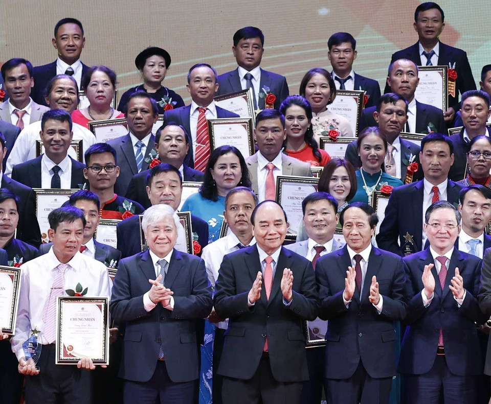 Chủ tịch nước Nguyễn Xuân Phúc và các đại biểu với 100 nông dân Việt Nam xuất sắc năm 2022. (Ảnh: Thống Nhất/TTXVN)