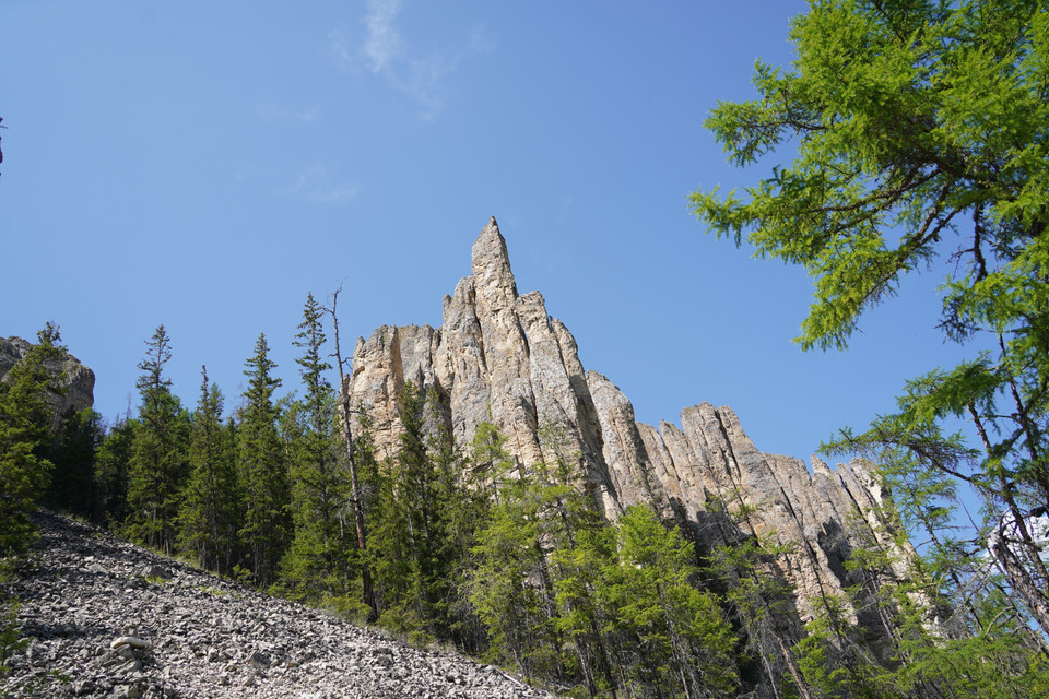 Một số cột đá có hình dạng giống như con người. (Ảnh: Duy Trinh/TTXVN)