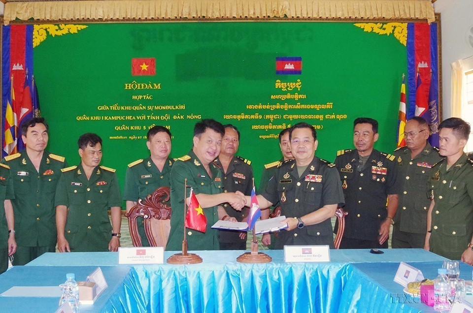 Bộ Chỉ huy Quân sự tỉnh Đắk Nông và Tiểu khu Quân sự tỉnh Mondulkiri (Quân đội Hoàng gia Campuchia) ký biên bản hợp tác lần thứ 5 (Mondulkiri, 7/4/2022). (Ảnh: TTXVN)