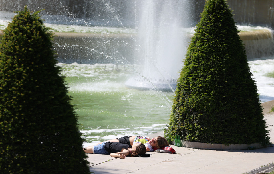 Người dân tránh nắng nóng tại công viên ở Brussels, Bỉ, ngày 17/6/2022. (Ảnh: THX/TTXVN)