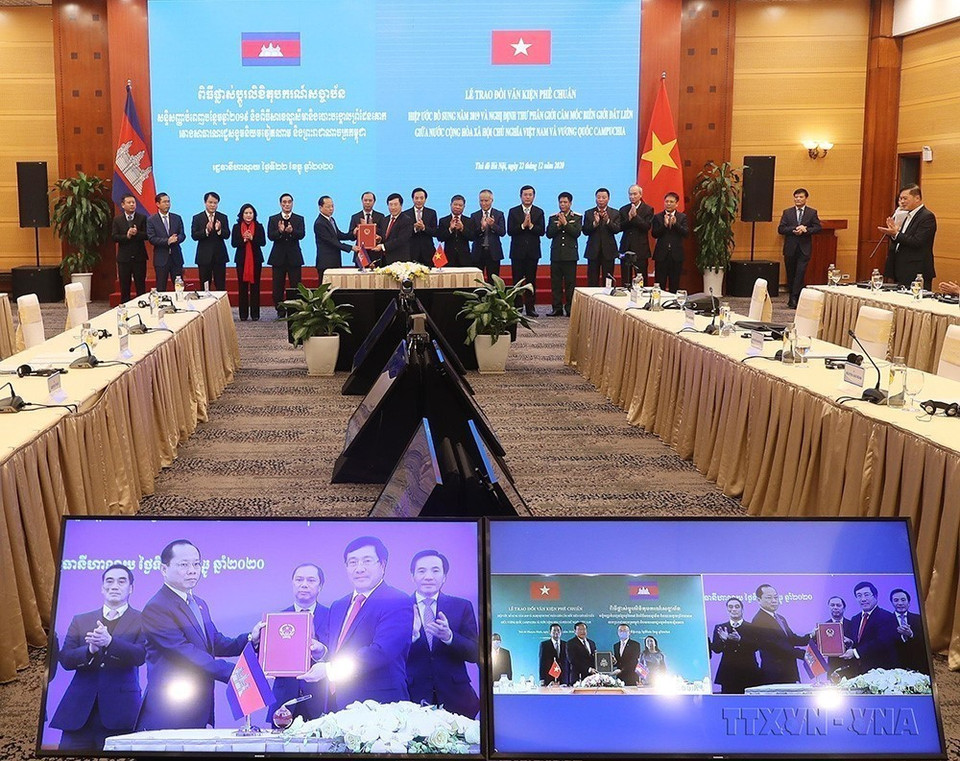Phó Thủ tướng, Bộ trưởng Ngoại giao Phạm Bình Minh và Phó Thủ tướng, Bộ trưởng Ngoại giao và Hợp tác quốc tế Campuchia Prak Sokhonn trao văn kiện phê chuẩn Hiệp ước bổ sung năm 2019 và Nghị định thư phân giới cắm mốc biên giới đất liền giữa Việt Nam và Campuchia cho Đại sứ hai nước, sáng 22/12/2020. (Ảnh: Lâm Khánh/TTXVN)