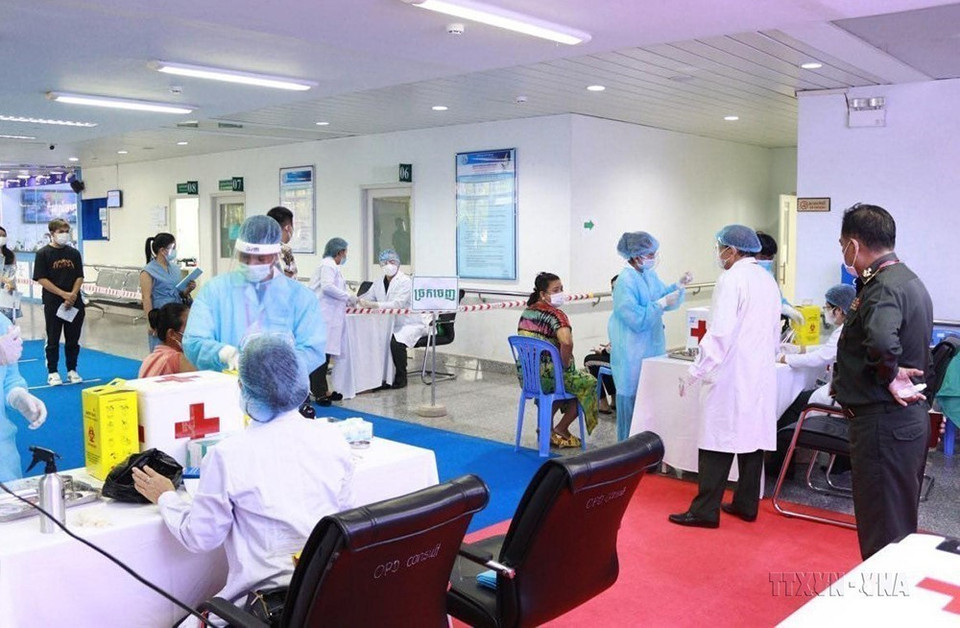 Năm 2021, trong tình hình dịch bệnh COVID-19 tại Campuchia phức tạp, đội ngũ y bác sỹ của Bệnh viện Chợ Rẫy Phnom Penh luôn tuân thủ tốt các biện pháp phòng dịch trong bệnh viện, hỗ trợ chính quyền, người dân nước bạn trong việc vận chuyển, cách ly, điều trị người mắc COVID-19. (Ảnh: TTXVN phát)