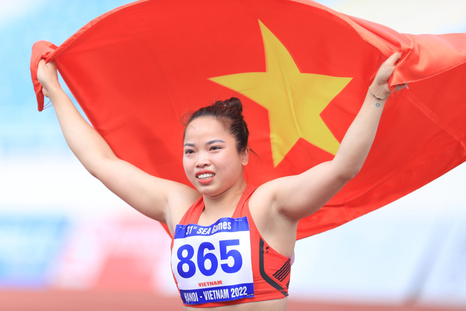 Niềm vui của VĐV Lò Thị Hoàng khi giành HCV nội dung ném lao với thành tích 56,37m (phá kỷ lục SEA Games lập từ năm 2007).(Ảnh: Huy Hùng/TTXVN)