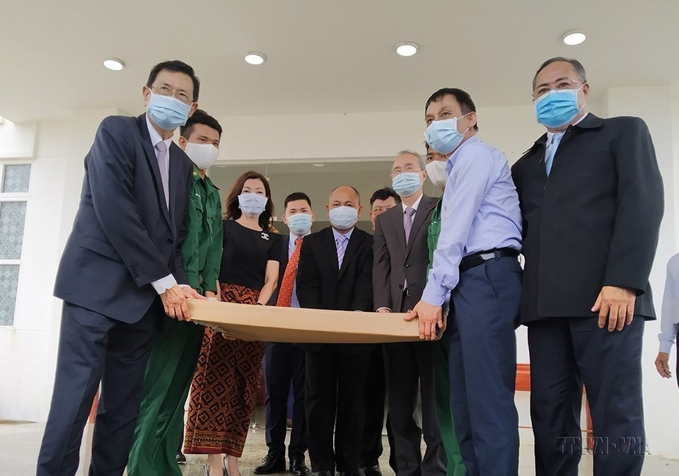 Thứ trưởng Bộ Ngoại giao Việt Nam Lê Hoài Trung và Bộ trưởng Cao cấp phụ trách công tác biên giới Campuchia Var Kim Hong giao nhận bản đồ địa hình biên giới tỷ lệ 1/25.000 giữa hai nước (ngày 1/8/2020). (Ảnh: TTXVN )