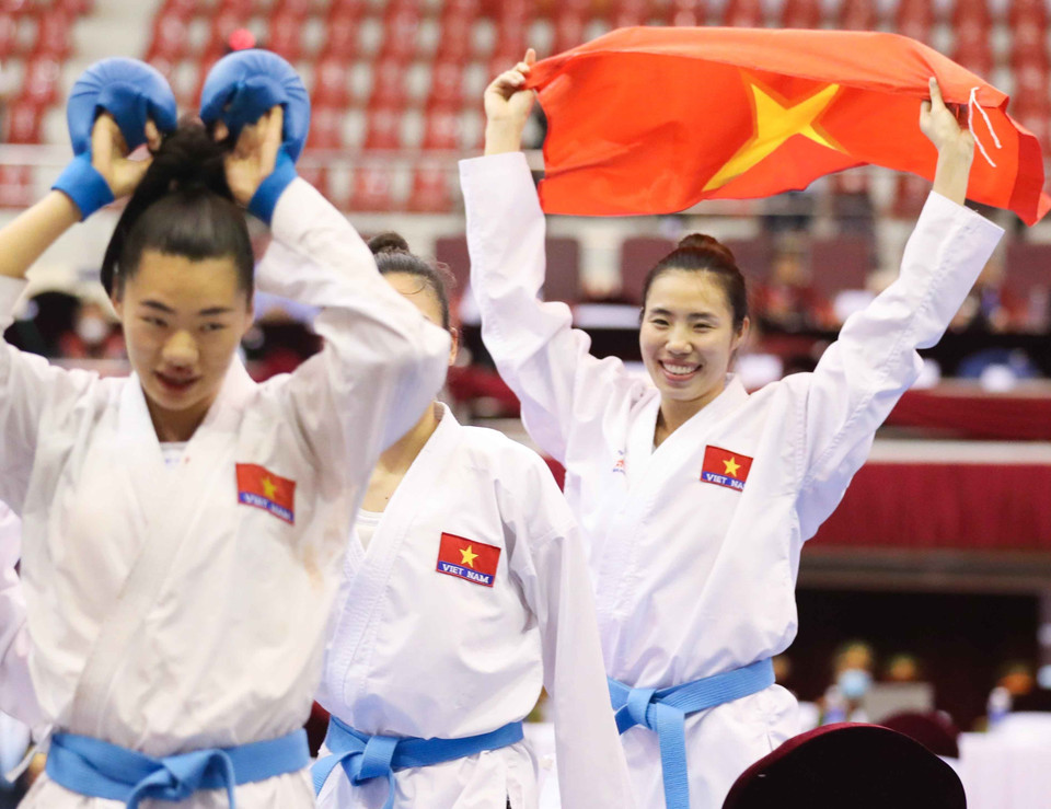 Những tấm huy chương Vàng mang vinh quang về cho Tổ quốc là thành quả đền đáp xứng đáng với những giọt mồ hôi khi tập luyện hay cả máu phải đổ khi thi đấu của những nữ VĐV Karate. (Ảnh: Thanh Tùng/TTXVN)