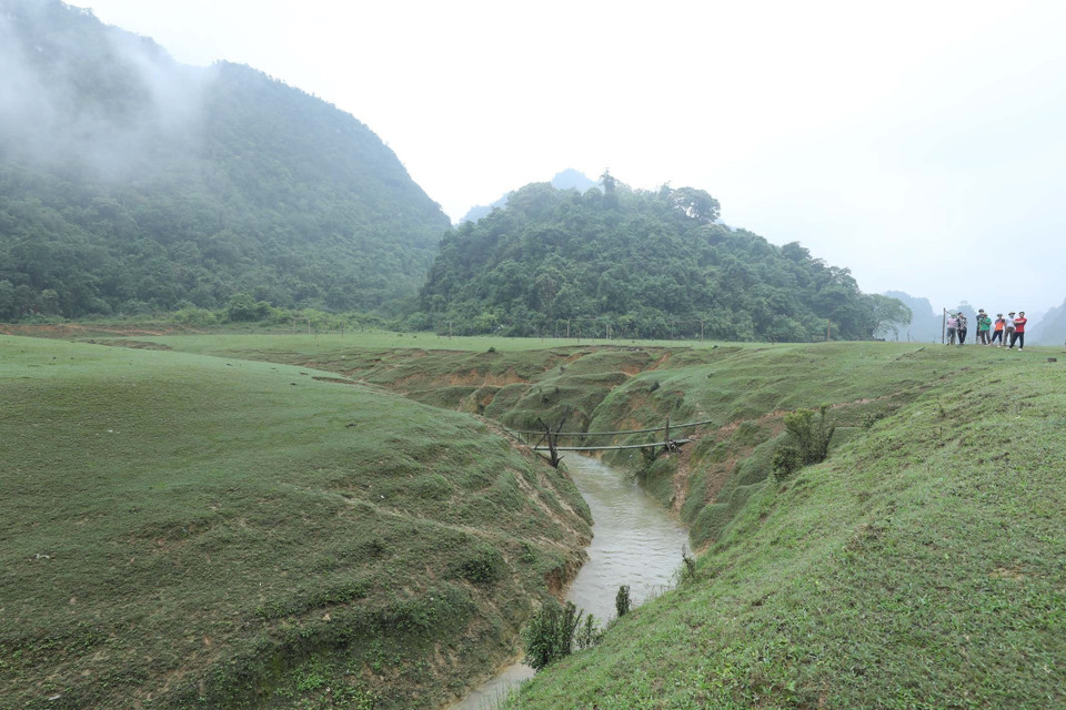 Một con suối thơ mộng chảy giữa Thảo nguyên Đồng Lâm.(Ảnh: Anh Tuấn/TTXVN)