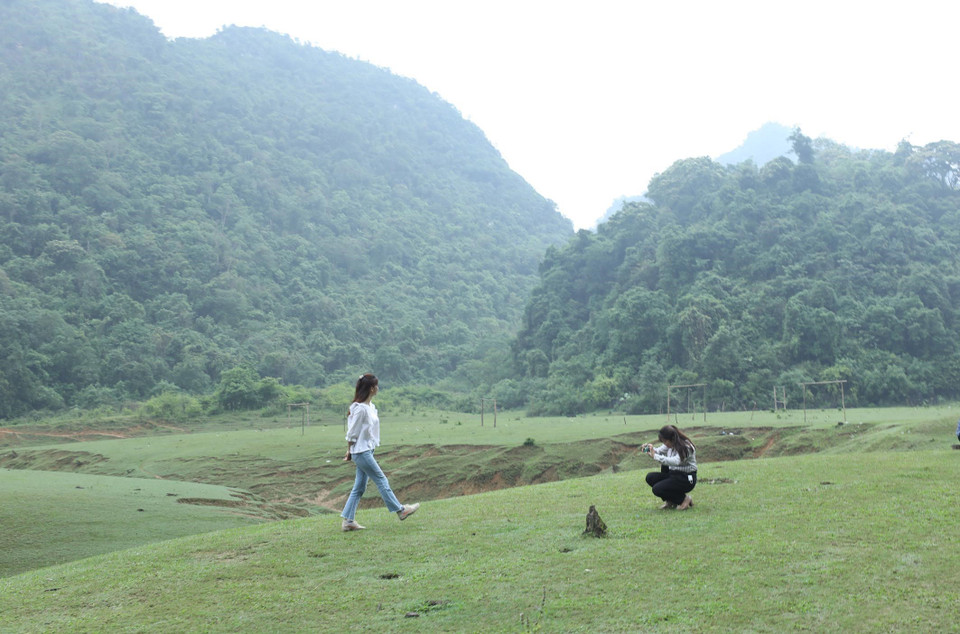 Du khách chụp ảnh cho nhau trên Thảo nguyên Đồng Lâm.(Ảnh: Anh Tuấn/TTXVN)