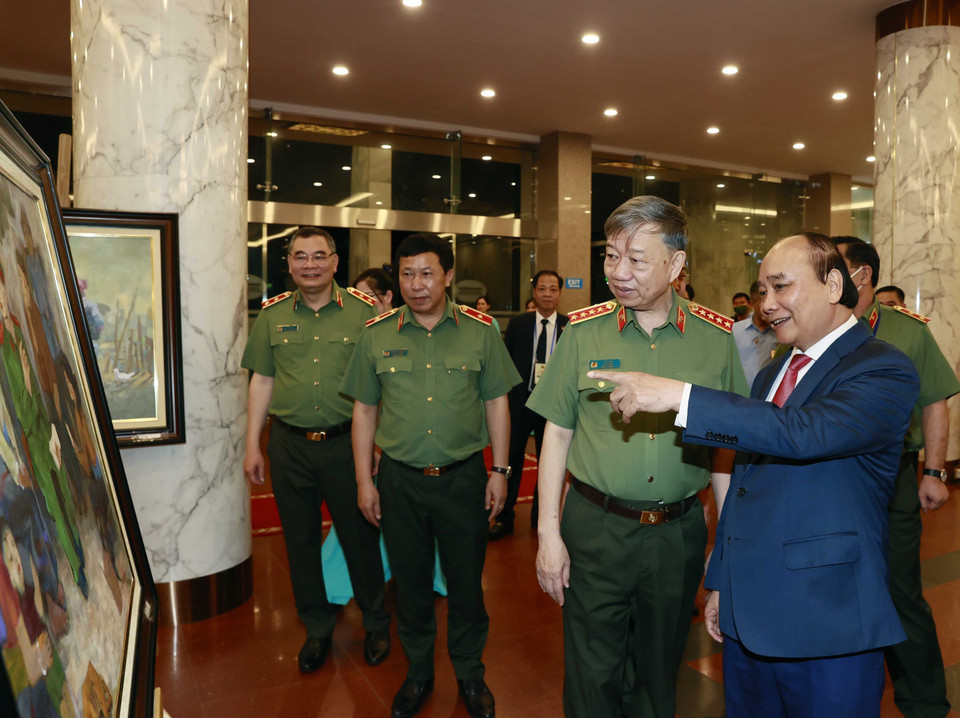 Chủ tịch nước Nguyễn Xuân Phúc dự Chương trình giao lưu nghệ thuật 'Sống trong lòng dân' tôn vinh Trưởng Công an xã tiêu biểu. (Ảnh:Thống Nhất/TTXVN)