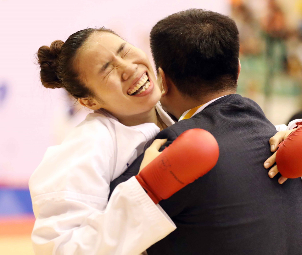 Niềm vui của VĐV Hồ Thị Thu Hiền khi đánh bại Zefanya Ceyco Georgia (Indonesia) 5 – 1 trong trận chung kết và đoạt huy chương Vàng Kumite nữ hạng dưới 68kg.(Ảnh: Thanh Tùng/TTXVN)