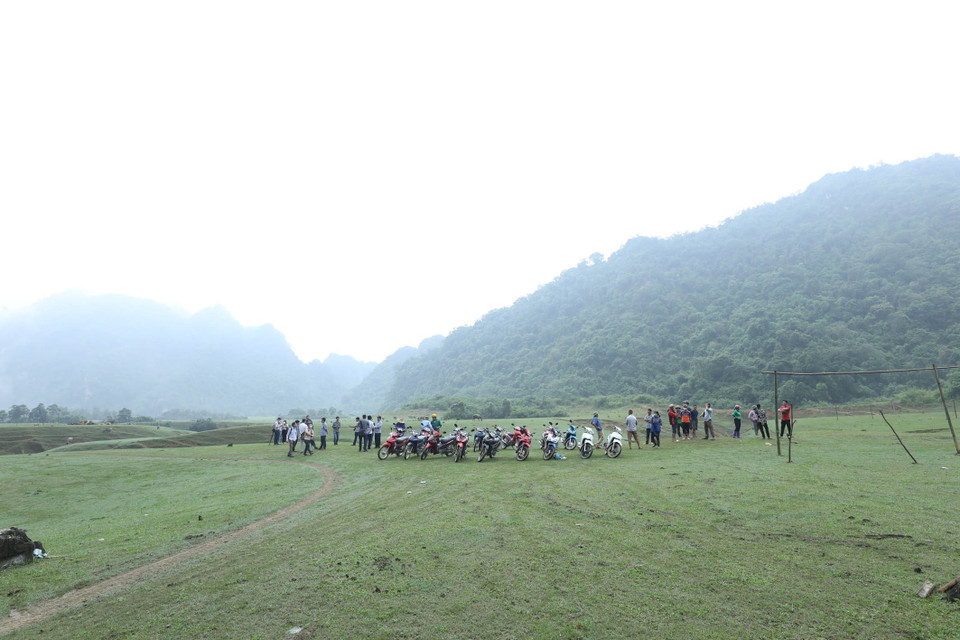 Đoàn du khách tham quan Thảo nguyên Đồng Lâm. (Ảnh: Anh Tuấn/TTXVN)