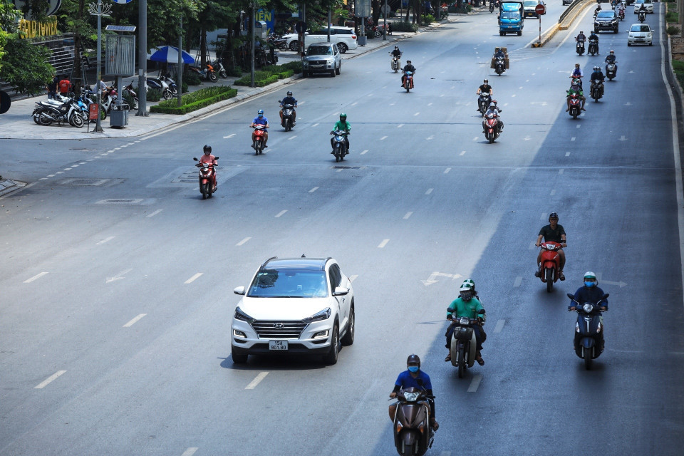 Nhiều ngày nay, nhiệt độ ngoài trời tăng cao khiến người dân đi lại rất vất vả. (Ảnh: Hoàng Hiếu/TTXVN)