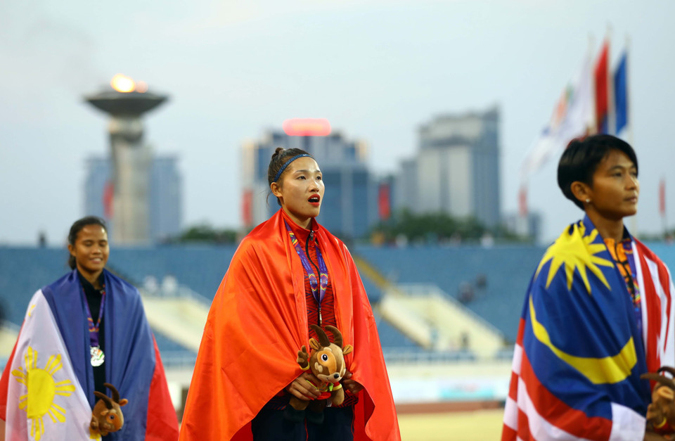VĐV Nguyễn Linh Na trên bục nhận HCV nội dung 7 môn phối hợp nữ với thành tích là 5415 điểm.(Ảnh: Huy Hùng/TTXVN)