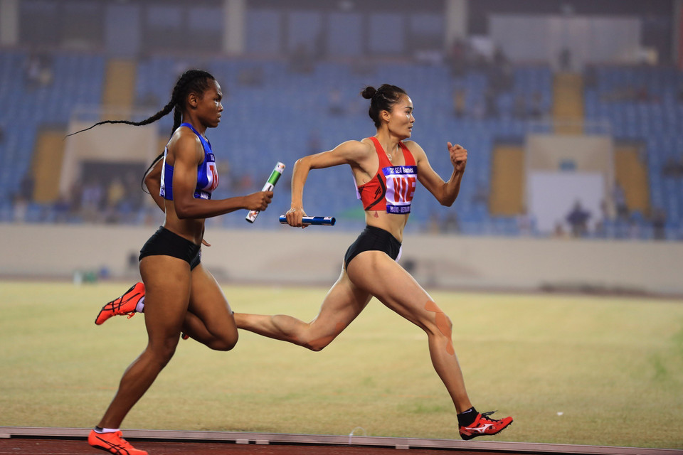 VĐV Quách Thị Lan (Việt Nam) trong đội 4x400m tiếp sức nữ đang băng băng về đích, đội Việt Nam đã giành chiến thắng với thành tích 3phút 37 giây 99. (Ảnh: Huy Hùng/TTXVN)