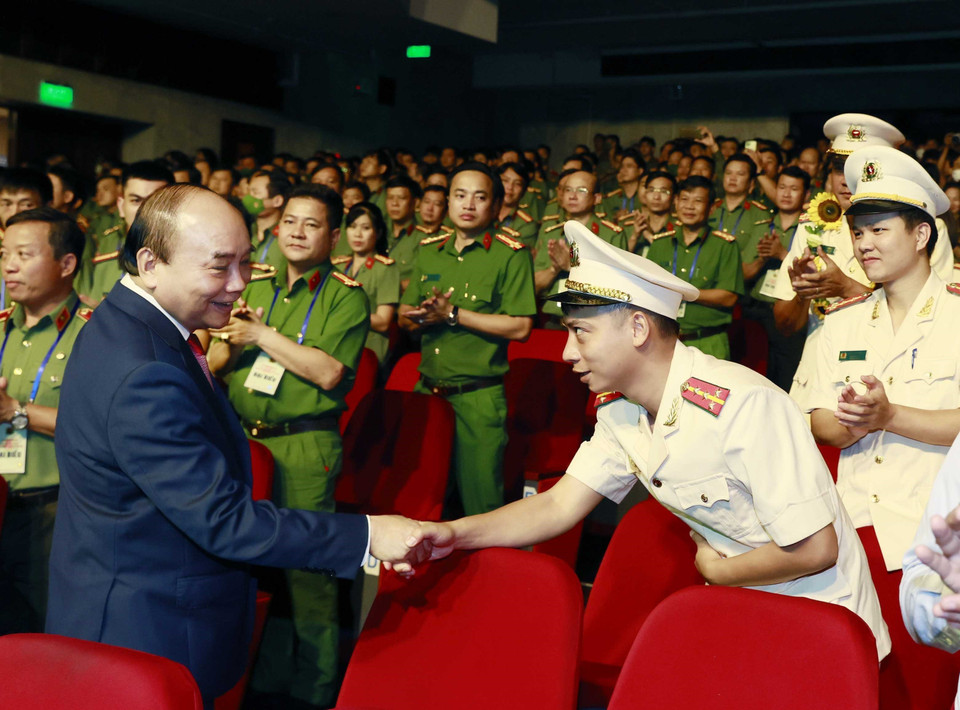 Chủ tịch nước Nguyễn Xuân Phúc dự Chương trình giao lưu nghệ thuật 'Sống trong lòng dân' tôn vinh Trưởng Công an xã tiêu biểu. (Ảnh:Thống Nhất/TTXVN)