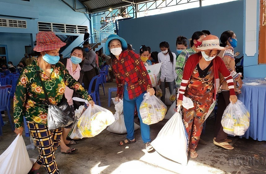 Sáng 9/5/2020, Đại sứ quán Việt Nam tại Campuchia, Hội Khmer - Việt Nam đại diện cho các tổ chức, doanh nghiệp, nhà hảo tâm tại Việt Nam và Campuchia tiếp tục triển khai chương trình hỗ trợ khẩn cấp đợt 3 cho người gốc Việt và người Khmer có hoàn cảnh khó khăn tại thủ đô Phnom Penh. (Ảnh: Vũ Hùng/TTXVN)