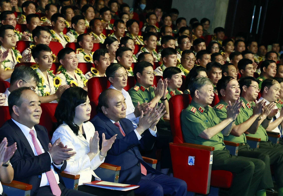 Chủ tịch nước Nguyễn Xuân Phúc dự Chương trình giao lưu nghệ thuật 'Sống trong lòng dân' tôn vinh Trưởng Công an xã tiêu biểu. (Ảnh:Thống Nhất/TTXVN)