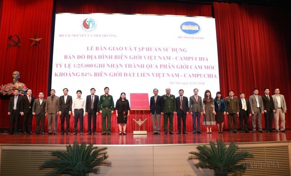 Lễ bàn giao và tập huấn sử dụng bản đồ địa hình biên giới Việt Nam - Campuchia tỷ lệ 1/25.000 cho các bộ, ngành và cơ quan Trung ương (Hà Nội, 12/11/2020). (Ảnh: Văn Điệp/TTXVN)