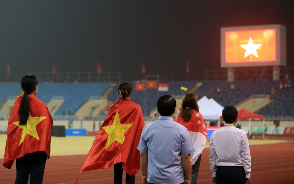 Trong 6 ngày thi đấu của môn điền kinh tại SEA Games 31, các nữ VĐV Việt Nam đã 14 lần đứng trên bục nhận HCV và Quốc thiều Việt Nam được cử hành tại SVĐ Quốc gia Mỹ Đình.(Ảnh: Huy Hùng/TTXVN)