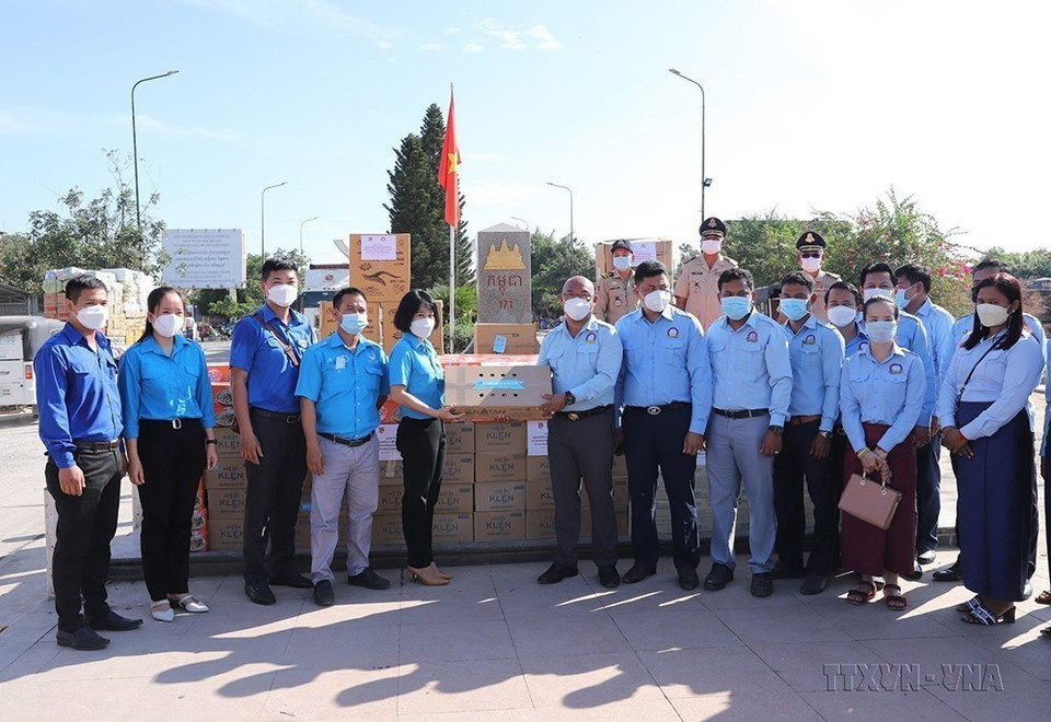 Ngày 28/12/2021, tại Cửa khẩu Quốc tế Mộc Bài (Tây Ninh), Hội Liên hiệp Thanh niên Việt Nam tỉnh Tây Ninh tiếp nhận thực phẩm, vật tư y tế hỗ trợ phòng, chống dịch bệnh COVID-19 từ Hội Thanh niên Campuchia. (Ảnh: Thanh Tân/TTXVN)