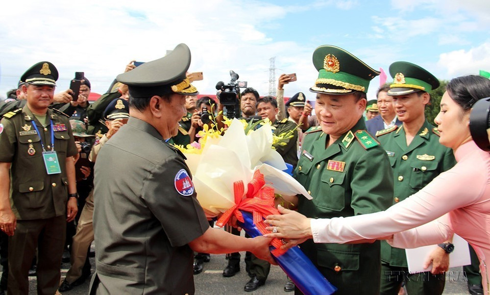 Trung tướng Hoàng Xuân Chiến, Tư lệnh Bộ đội Biên phòng Việt Nam (thứ 2 bên phải) tặng hoa đoàn đại biểu Bộ Quốc phòng Vương quốc Campuchia sang dự Chương trình giao lưu hữu nghị biên giới Việt Nam – Campuchia năm 2019. (Ảnh: Công Mạo/TTXVN)