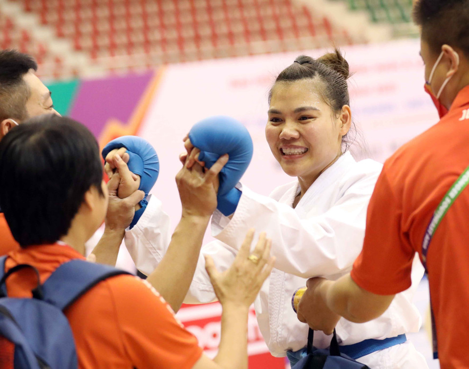 Cảm xúc chiến thắng của nữ VĐV Bùi Thị Thảo khi đánh bại Dessyinta Rakawui (Indonesia) để giành huy chương Vàng nội dung Kumite hạng trên 68kg.(Ảnh: Thanh Tùng/TTXVN)