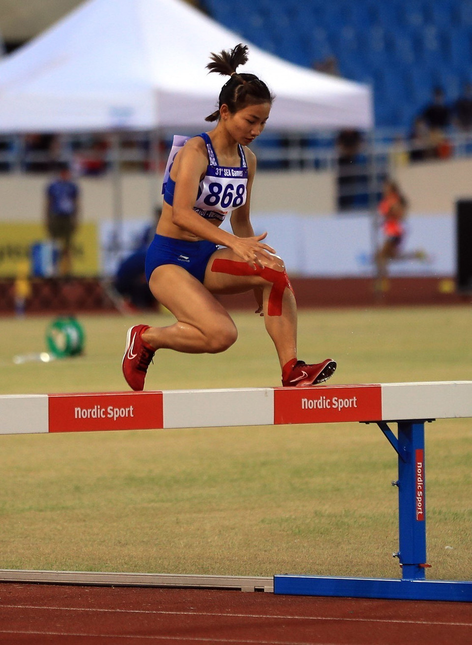 VĐV Nguyễn Thị Oanh đang trên đường đua 3000m nữ vượt chướng ngoại vật. Nguyễn Thị Oanh phá kỷ lục Sea Games với thành tích 9 phút 52 giây 46. Kỷ lục cũ chính Oanh lập ở Sea Games 2019 (10 phút 0 giây 02). (Ảnh: Huy Hùng/TTXVN)