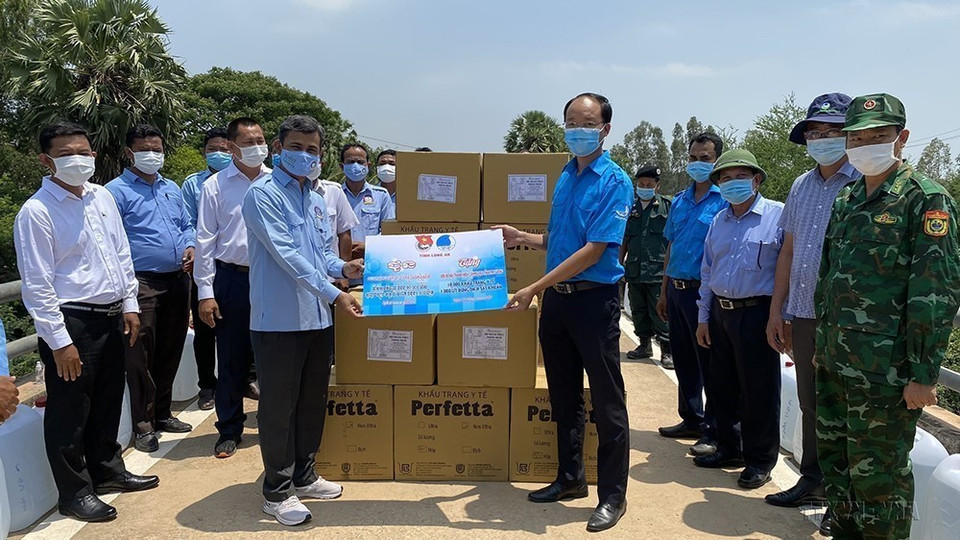 Đoàn viên, thanh niên tỉnh Long An tổ chức trao tặng quà hỗ trợ phòng, chống dịch COVID-19 cho chính quyền 2 tỉnh Svay Rieng và Prey Veng (Campuchia), ngày 5/5/2021. (Ảnh: Thanh Bình/TTXVN)