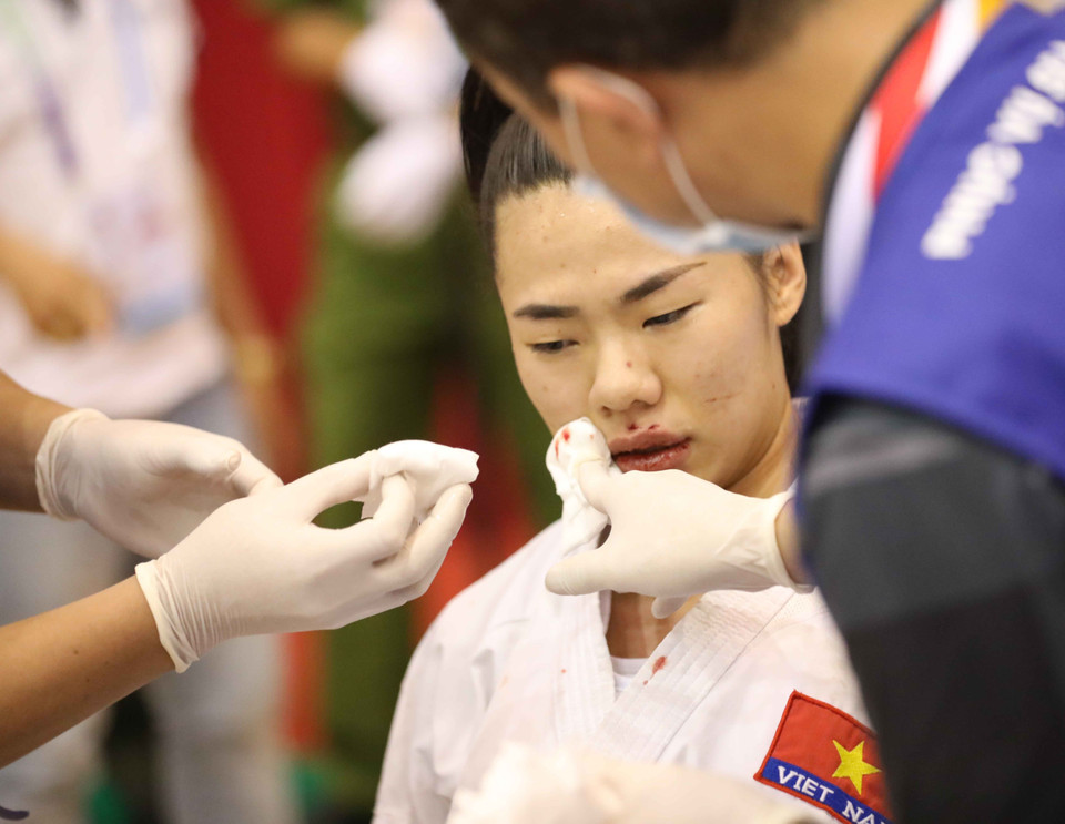 Cái giá phải trả cho tấm huy chương Vàng đồng đội của nữ VĐV Nguyễn Thị Ngoan là phải gặp bộ phận y tế để xử lý chấn thương sau khi trận đấu kết thúc.(Ảnh: Thanh Tùng/TTXVN)