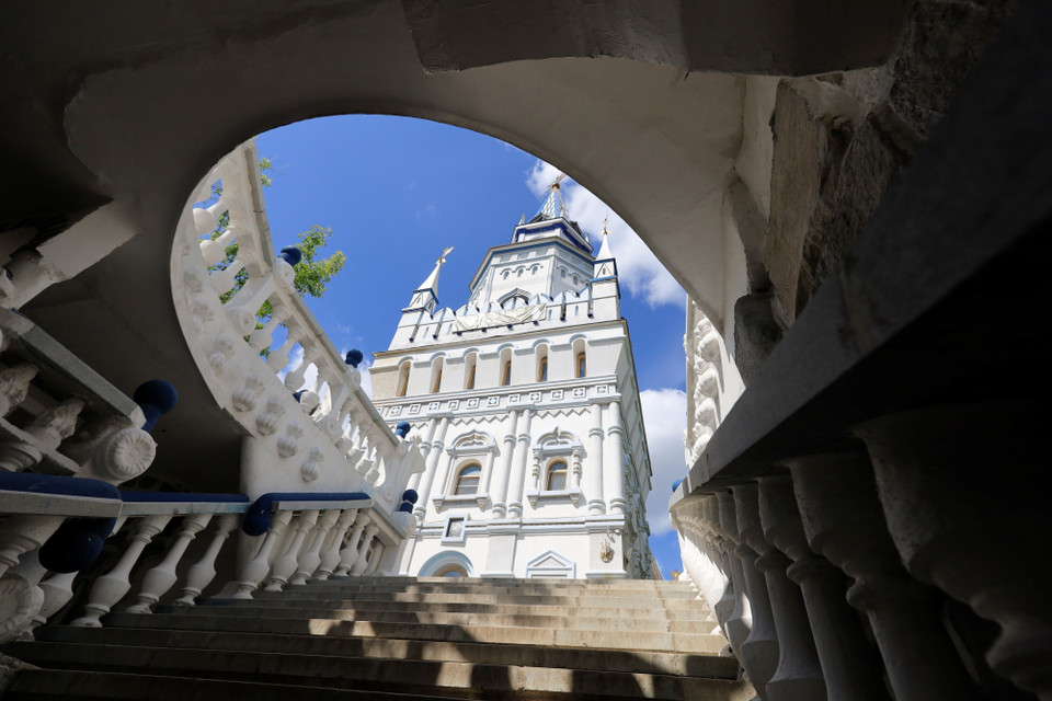 Điện Kremlin Izmailovo nằm trên một ngọn đồi, được bao quanh bởi một bức tường đá với cổng vào, tháp đá trắng giống như một pháo đài. Khu phức hợp này thường được gọi là công trình hiện đại đậm chất Nga nhất ở thủ đô. (Ảnh: Trần Hiếu/TTXVN)