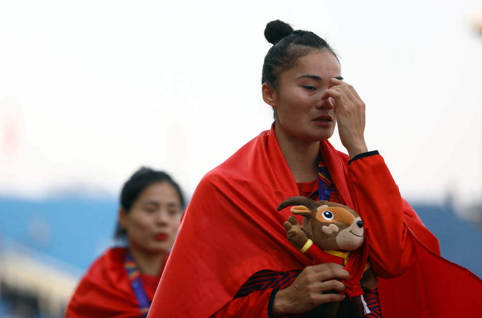 Những giọt nước mắt xúc động của Quách Thị Lan khi nhận HCV nội dung 400m vượt rào nữ với thành tích 56 giây 33, sau nhiều năm dự SEA Games.(Ảnh: Huy Hùng/TTXVN)