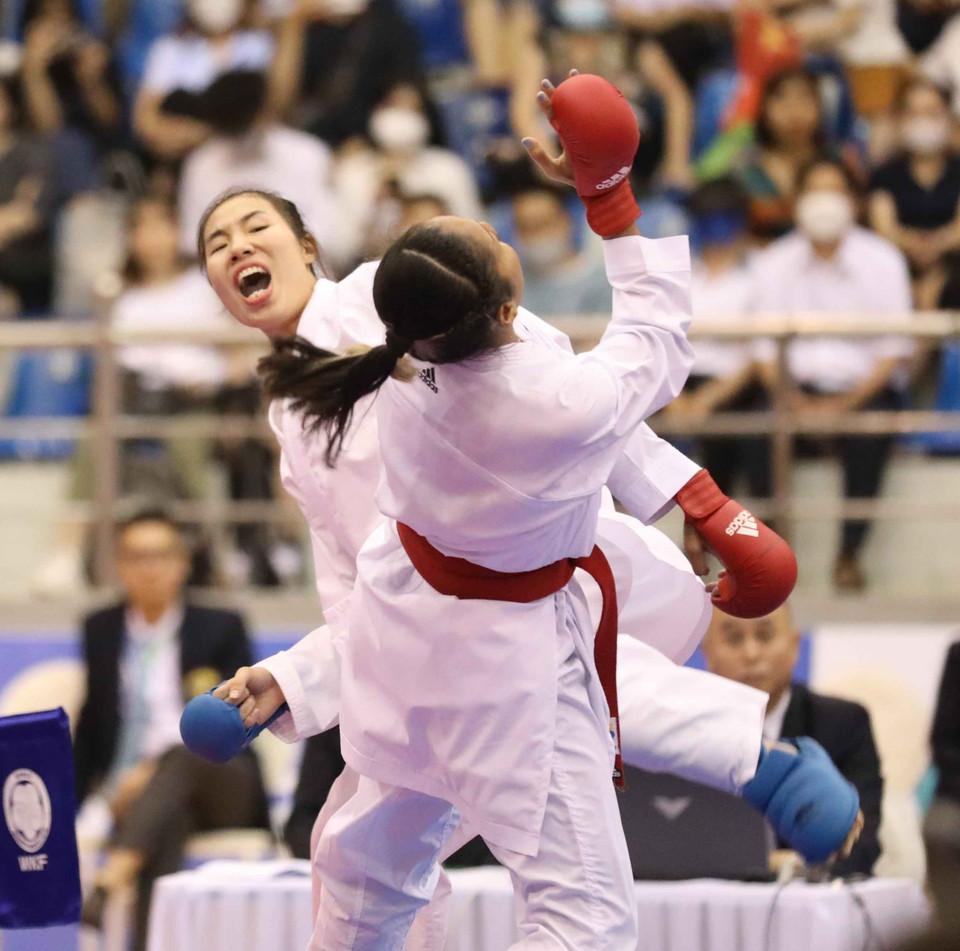 Trận chung kết nội dung Kumite đồng đội nữ giữa VĐV Hồ Thị Thu Hiền (đai xanh) và VĐV của Indonesia (đai đỏ) với chiến thắng thuộc về Thu Hiền.(Ảnh: Thanh Tùng/TTXVN)