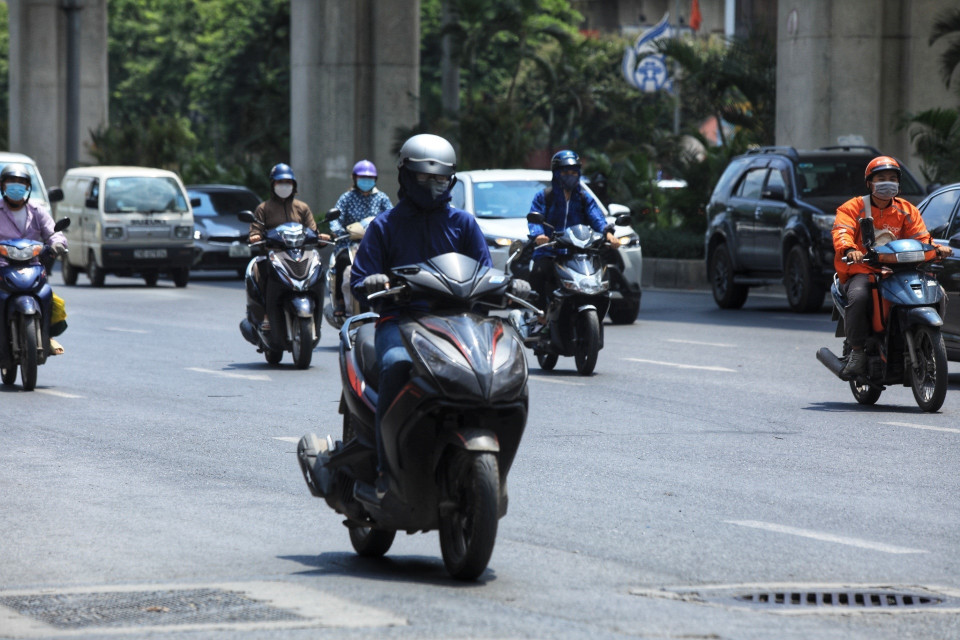 Nền nhiệt cao khiến nhiều người đi ngoài đường gặp khó khăn. (Ảnh: Tuấn Anh/TTXVN)