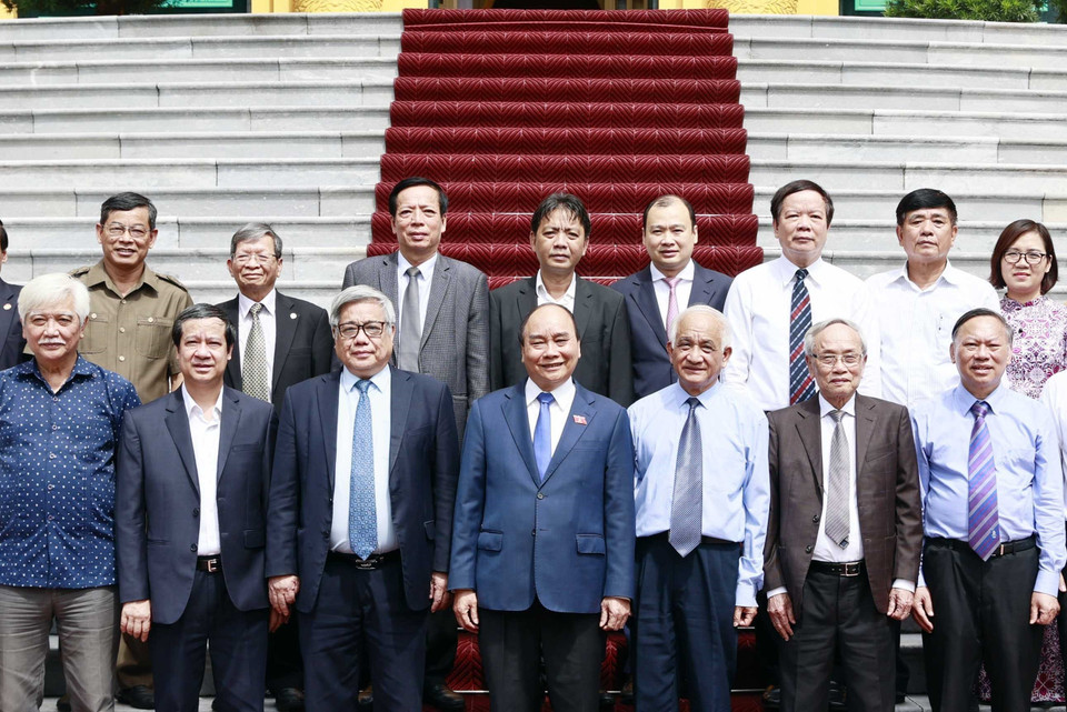 Chủ tịch nước Nguyễn Xuân Phúc với các đại biểu Hội Khoa học lịch sử Việt Nam. (Ảnh:Thống Nhất/TTXVN)