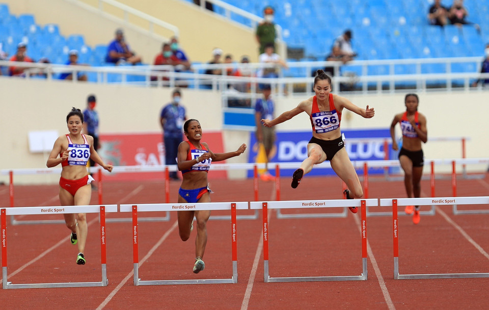 VĐV Quách Thị Lan (866, Việt Nam) đang bứt phá về đích và giành HCV tại đường đua 400m vượt rào.(Ảnh: Huy Hùng/TTXVN)